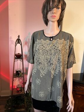 Short-Sleeve Lace-Print Tee in Black and Cream